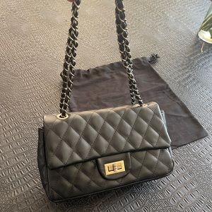 HandBag Black Bag with Closure Front Quilted Look/  Gold Chain Shoulder Strap